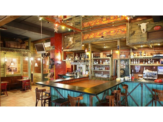 Барная стойка ресторана салун.