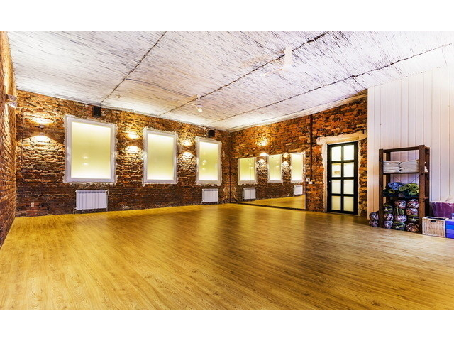 Зал для занятий в центре Йога плэйс